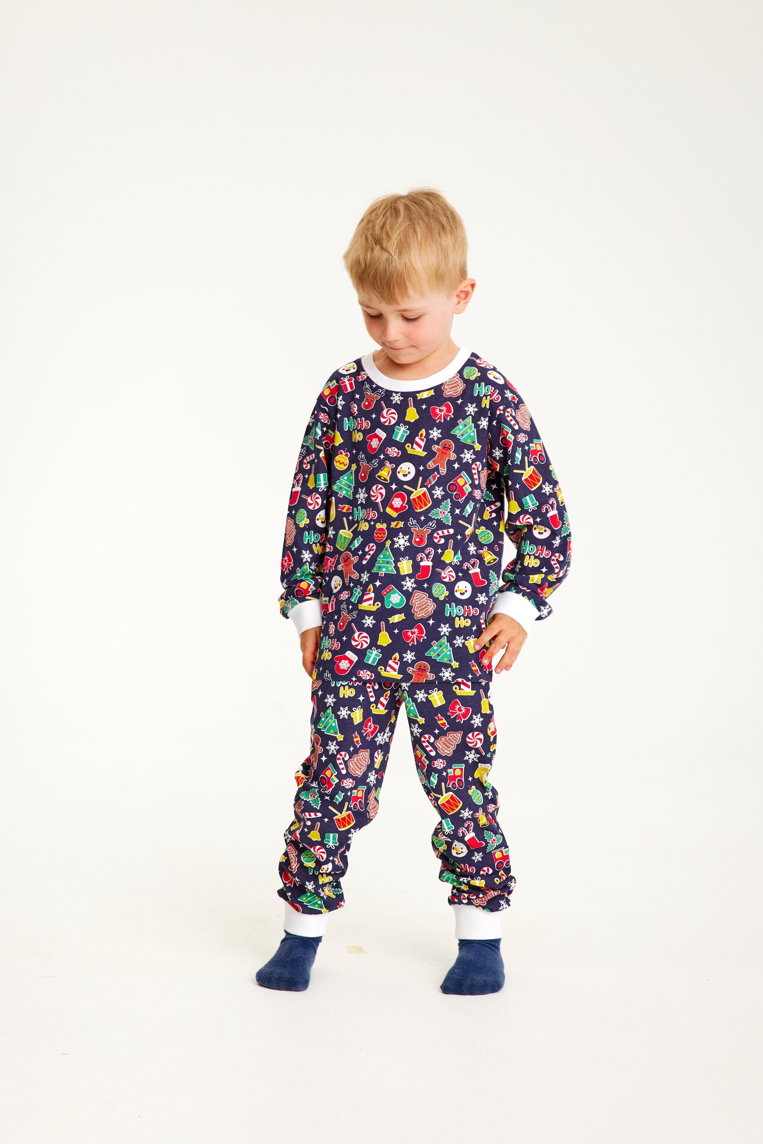 Un enfant en bas âge portant un joli pyjama de Noël avec un imprimé de Noël.